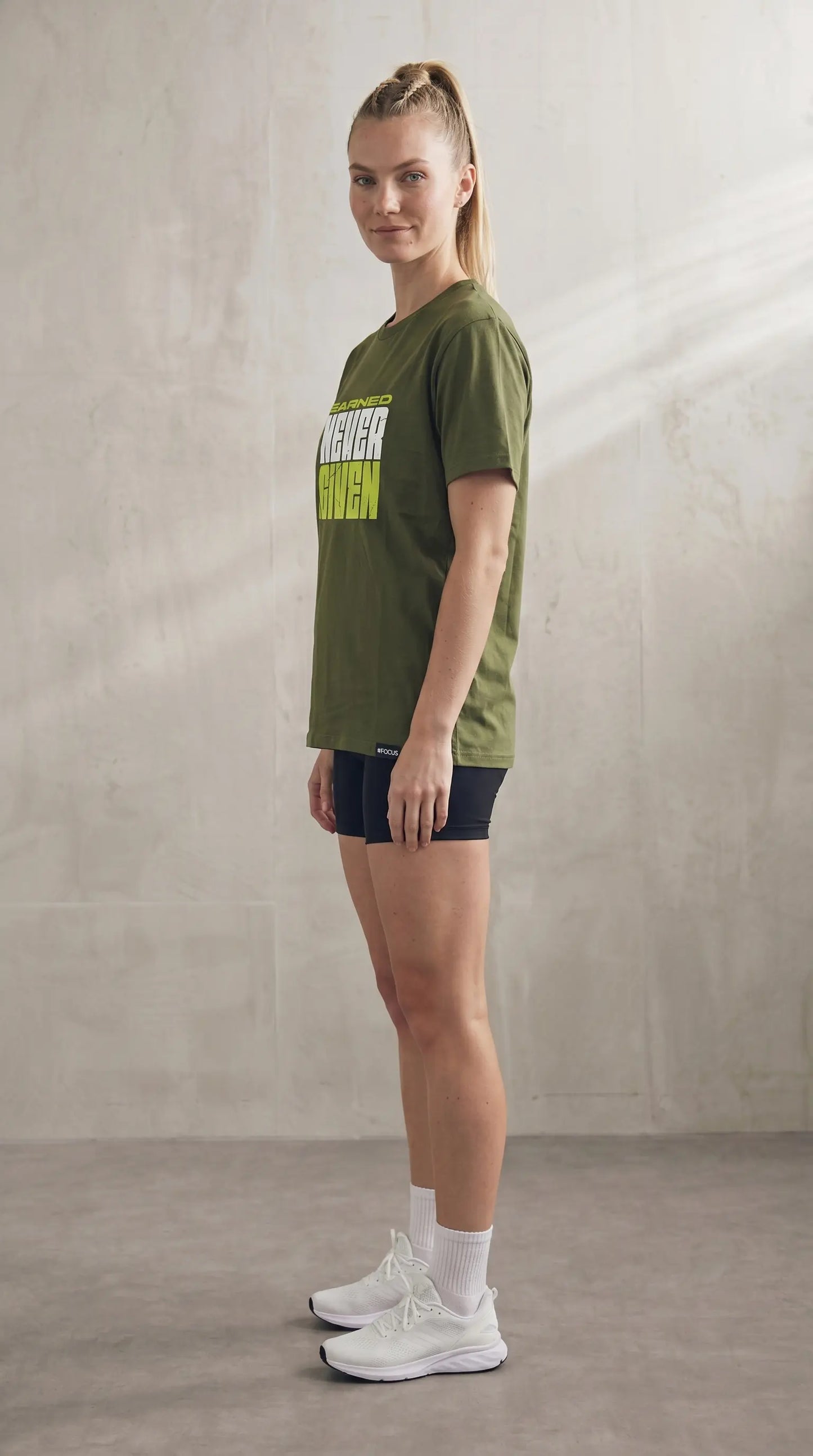 T-Shirt NEVER GIVEN Damen – REPBORN